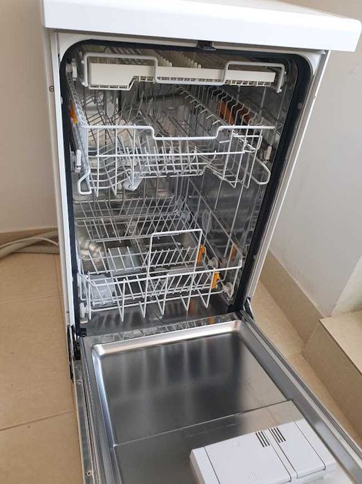 Miele Съдомиялна - 9 Комплекта - Свободностояща - 45см - Тясна