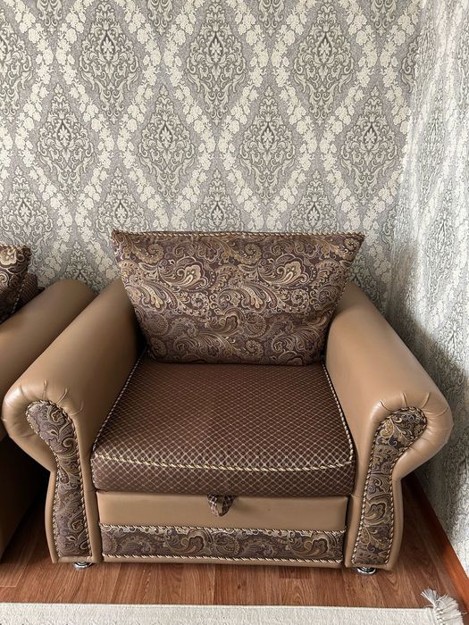 Диван мен кресло сатылады.