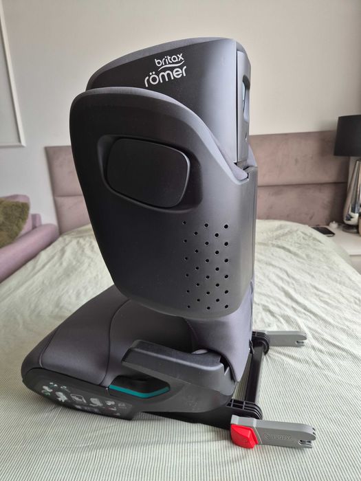Ново детско столче Britax Römer Kidfix M i-Size BR (3.5 - 12год) с ISOFIX в сив цвят (Midnight Grey)