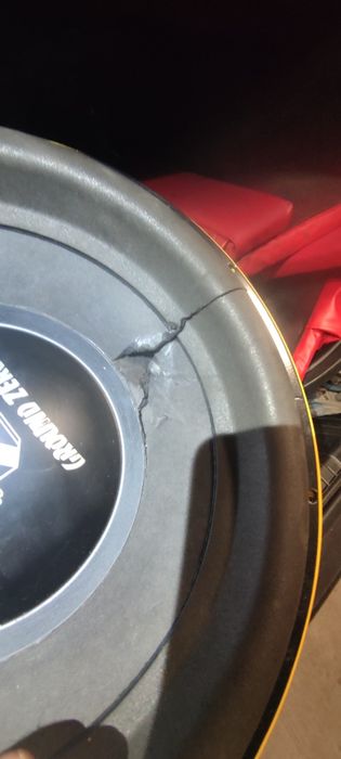 Subwoofer auto de mare putere 6000w 10000w putere cu membrana defectă, a căzut o scândură pe el. Difuzor și încă un subwoofer de 800-1000w perfect fun