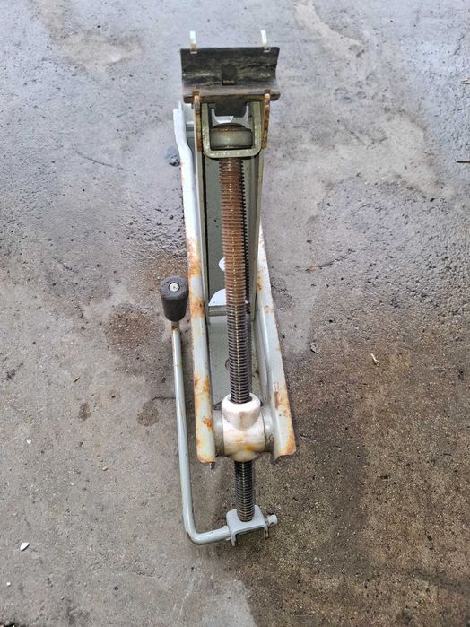 Оригинални крикове за автомобили