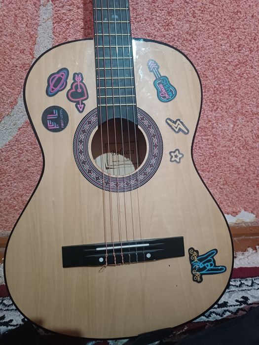 Гитара сотилади  холати йанги, расимдаги хамма нарсаси бо.