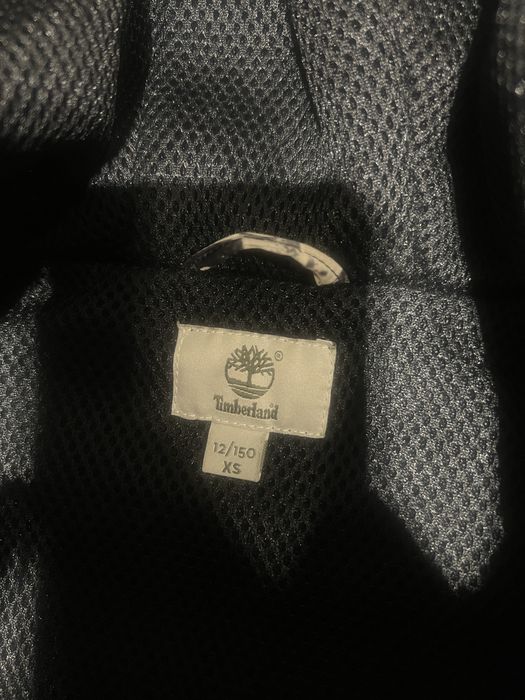 Geacă Timberland Matlasată cu Glugă pentru Copii – Print Geometric Alb/Negru – 12 Ani / 150 cm (XS) – Stare Foarte Bună