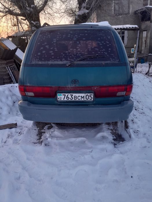 Машина Toyota Previa