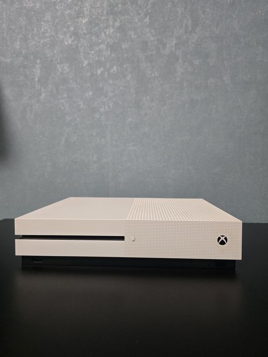 Xbox One S 500GB + Син джойстик + Кутия + 13 Игри