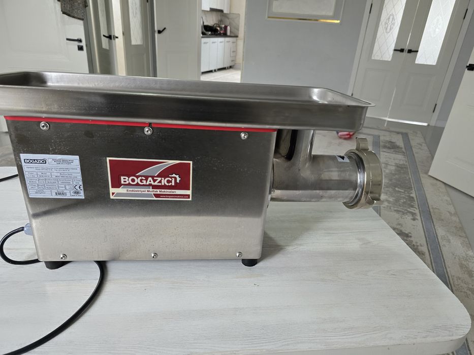 Срочна продаеться электро мясорубка