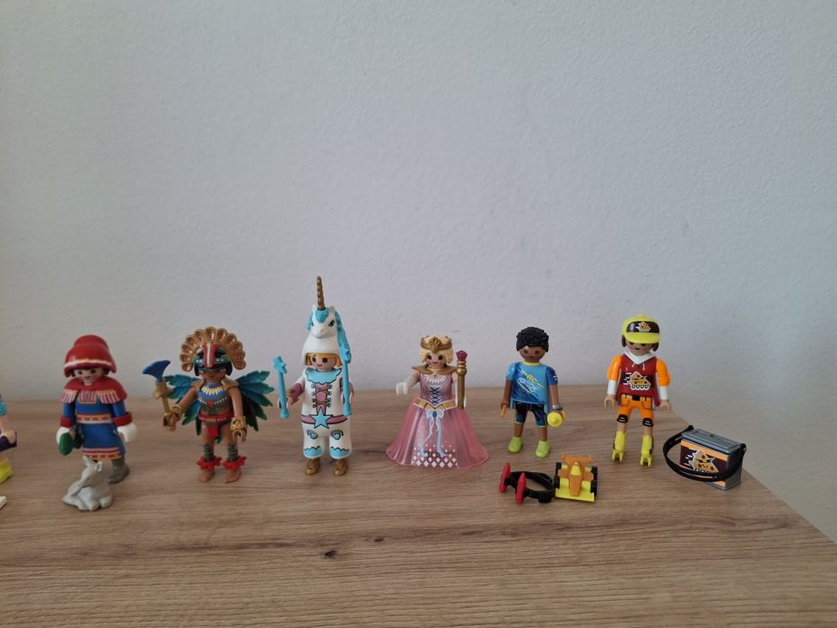 Vand lot cu 13  figurine Playmobil
