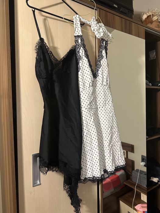 Бяла сатенена рокля с дантела