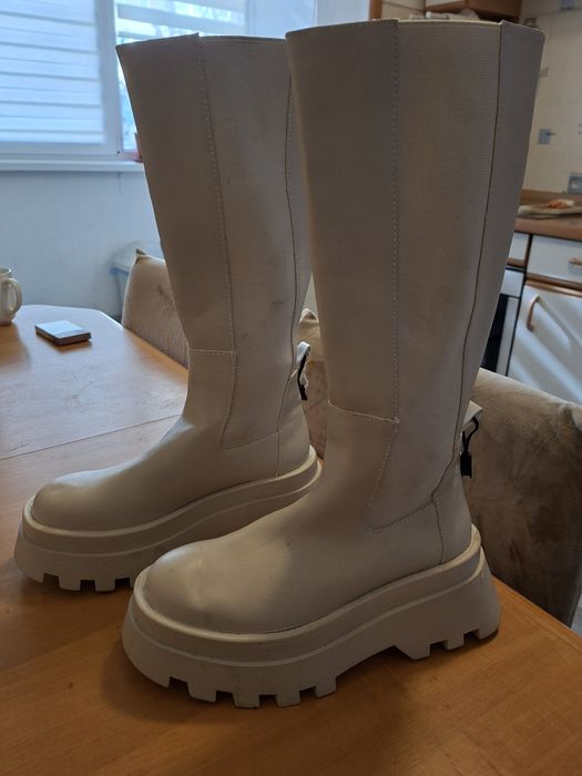 Vând cizme PULL AND BEAR marime 36