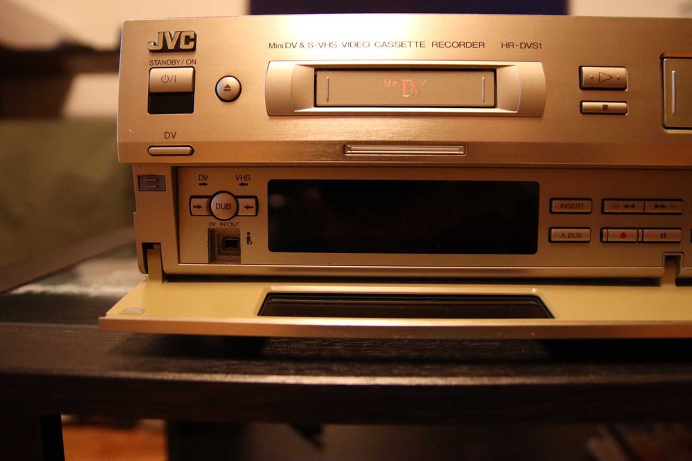 JVC HR-DVS1 видео рекордер SVHS и MiniDV