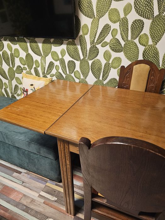 Масивна дървена старинна маса със столове