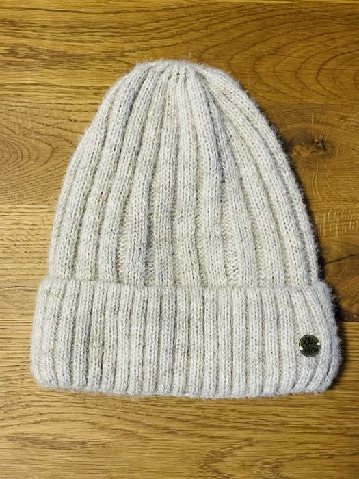 Вълнена шапка с пух