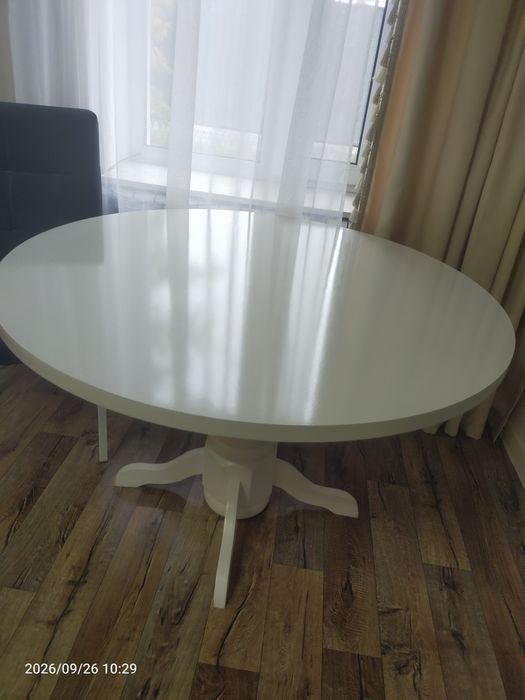 Кухонный стол 1. 200 м на 1.200м