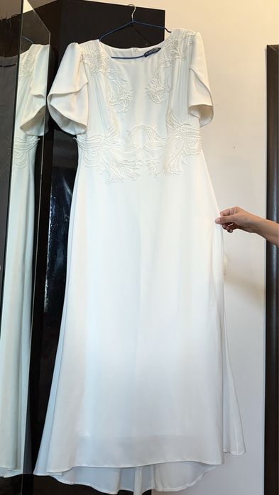 Ақ вечерный көйлек сатылады.