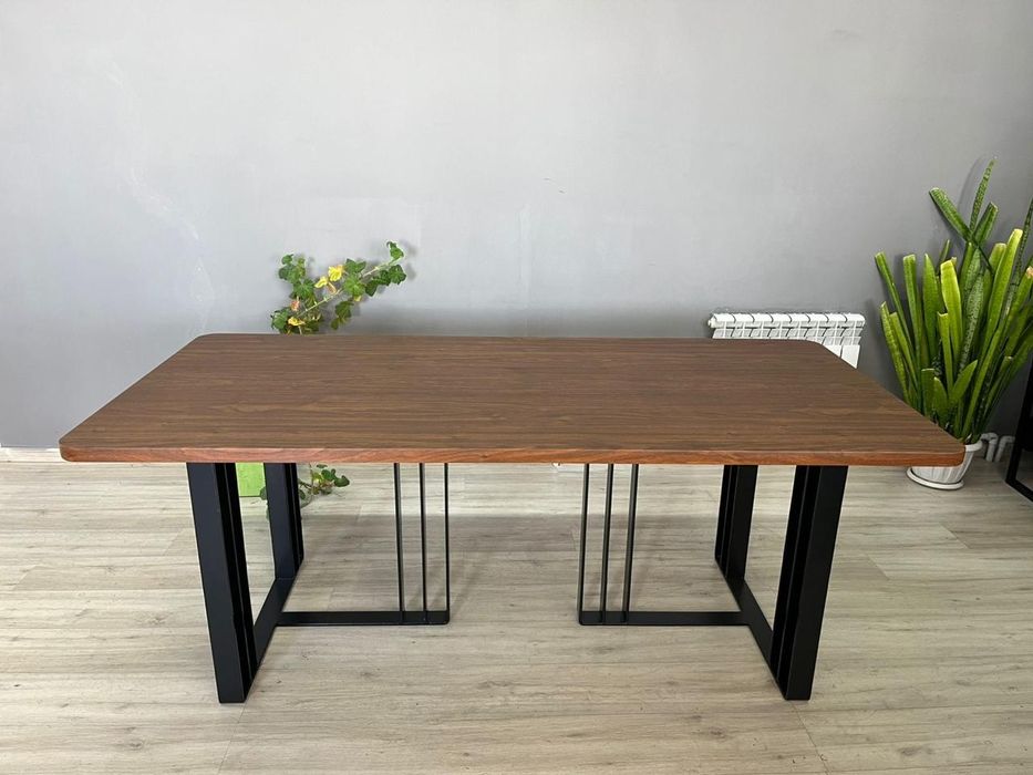 Стол с прочными ножками