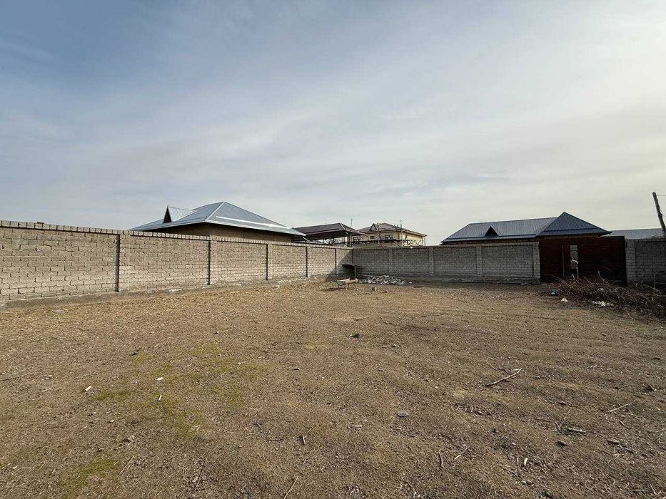 Ozadboshda devor bilan o‘ralgan 6 sotix yer sotiladi