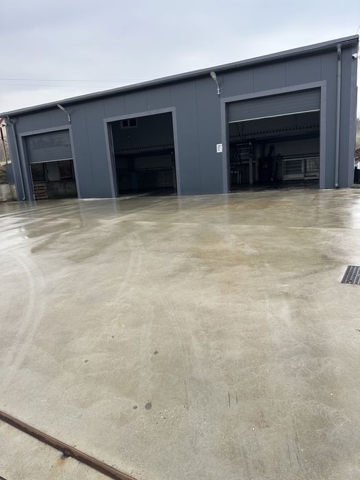 Inchiriez hala metalica