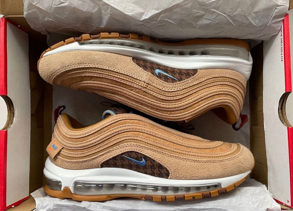 Фирменные кроссовки