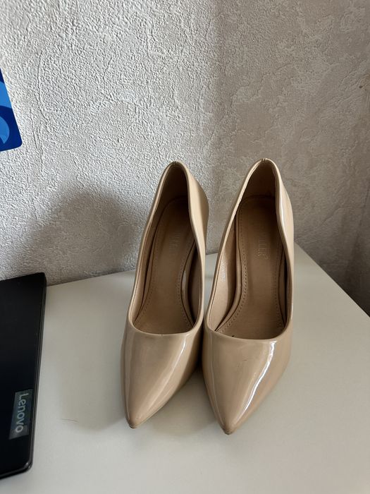 Бежевые туфли 37 размер