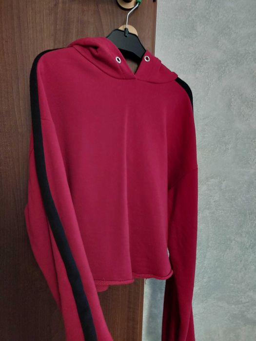 Pulover scurt cu glugă