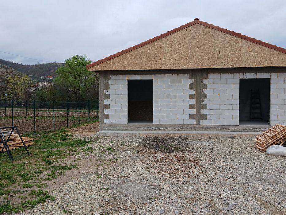 Vand casa  la rosu