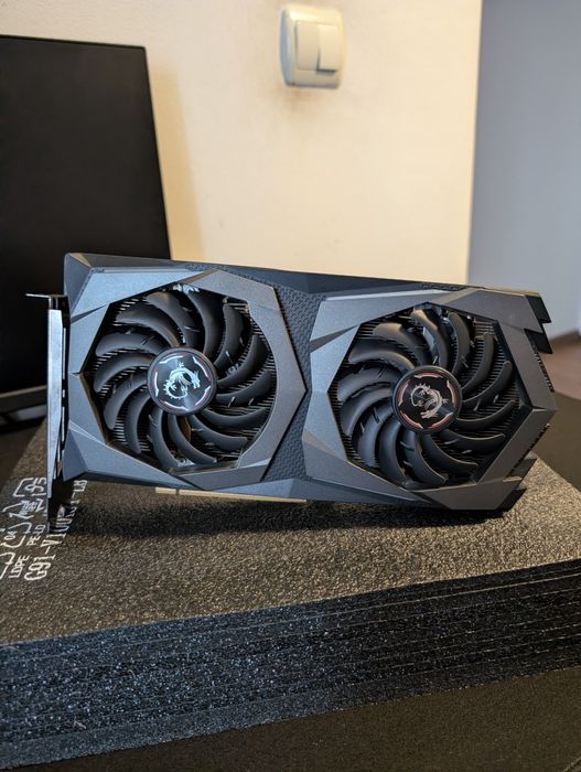 Vând placa video Nvidia GeForce GTX 1660 Super Msi gaming X