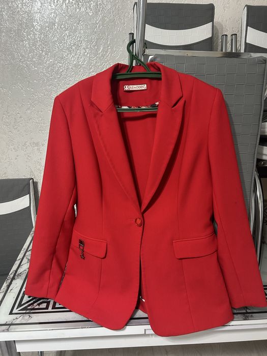 Костюмы офисные.