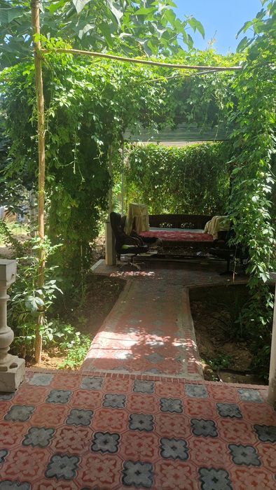 Hovli sotiladi 6 sotix 7 xona. hovli bo'lib ham sotiladi 3 sotixi