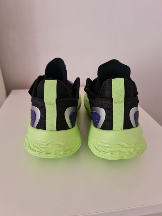 Adidași under armour/Noi