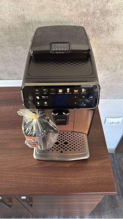 Espresor expresor apatat de cafea Philips latte go EP 5500.ca nou.