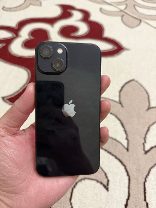 iPhone 13 с документом