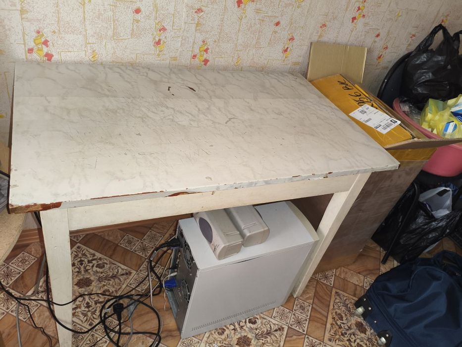 Продам столы кухонные и разные