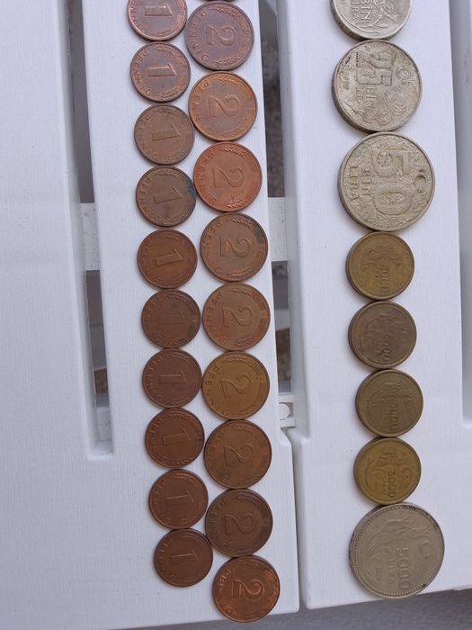 Стари монети - фенинги, лири, динари и др.