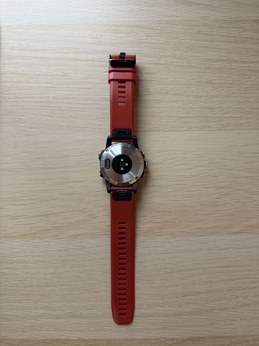 Ceas Garmin FENIX 5s cu curea de cauciuc rosie.