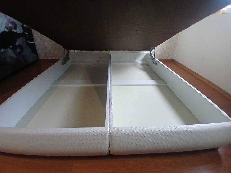 Dormitor Pat și Dulap haine