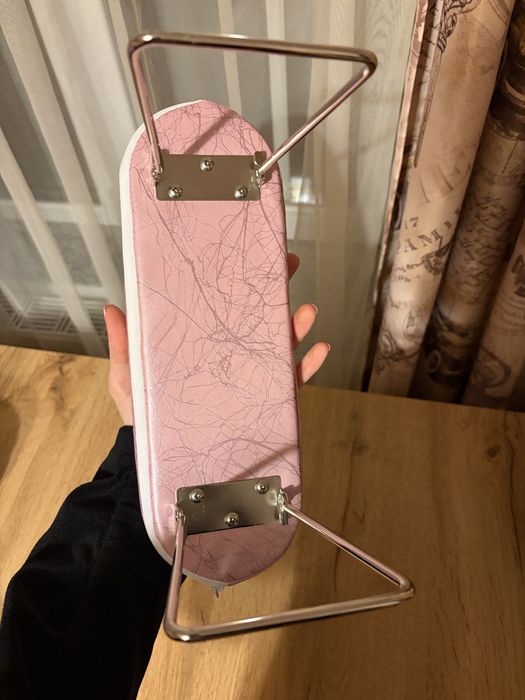 Поставка за ръка за маникюр