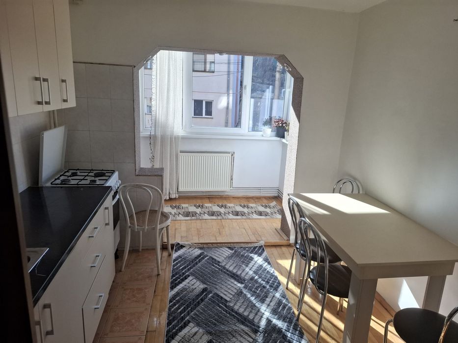 Inchiriez apartemant cu doua camere ,mobilat,zona centrala , strada Vlad Țepeș nr 3 ,bloc B62, etaj 1 , apartament 30, de preferat o famile . - View 2