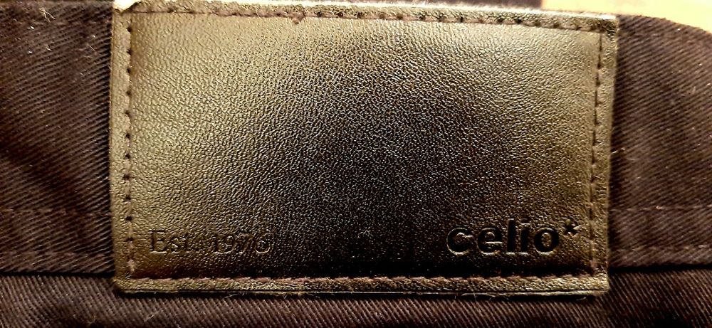 Продавам мъжки черен панталон тип дънки