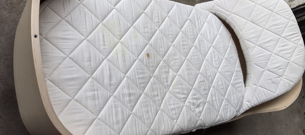 Pătuț bebe și masa de infasat