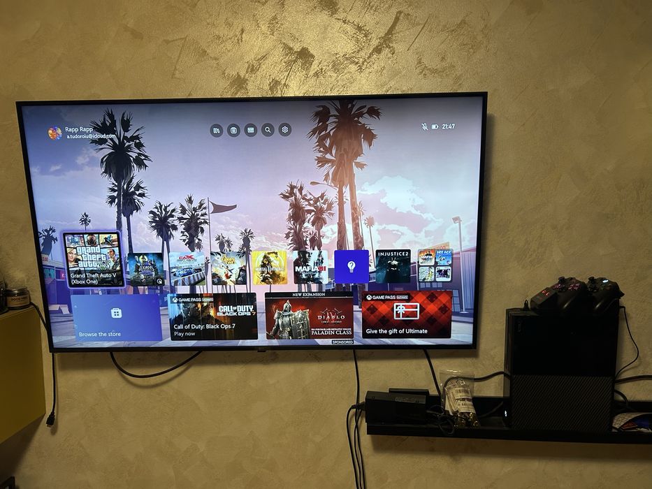 Xbox one cu 2 manete, 1TB dock station, 370 GB și 8 jocuri