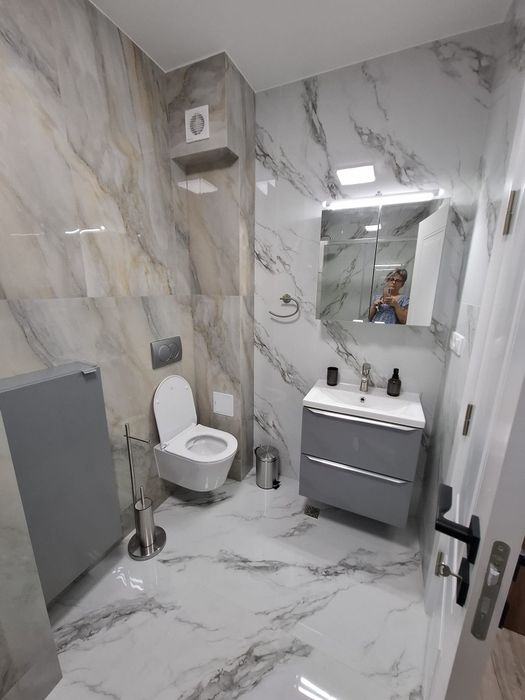 Închiriez apartament nou cu 2 camere cu loc de parcare.