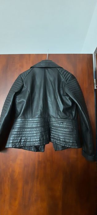 Geaca de piele neagră