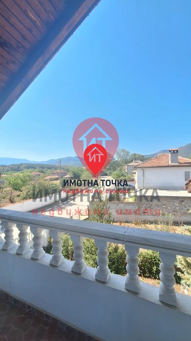 Масивна къща в Долнослав