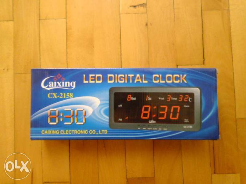 LED електронен часовник с големи цифри. Показва час, дата и температу