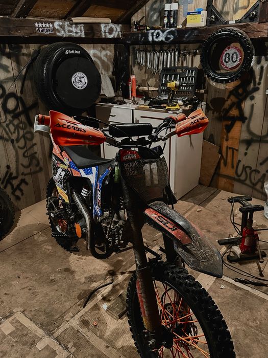 Vând cross 125cc 4t 30h de funcționare. Nu necesită nici o investiție tehnică cât și estetică