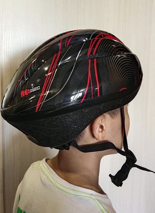 Роликовые коньки и комплект защиты.