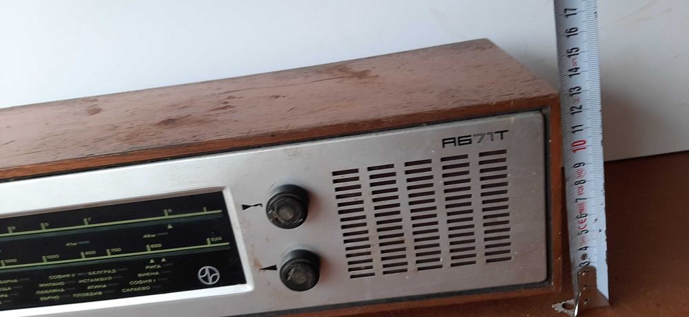 Ретро радиоапарат Респром АБ71Т и стар грамофон