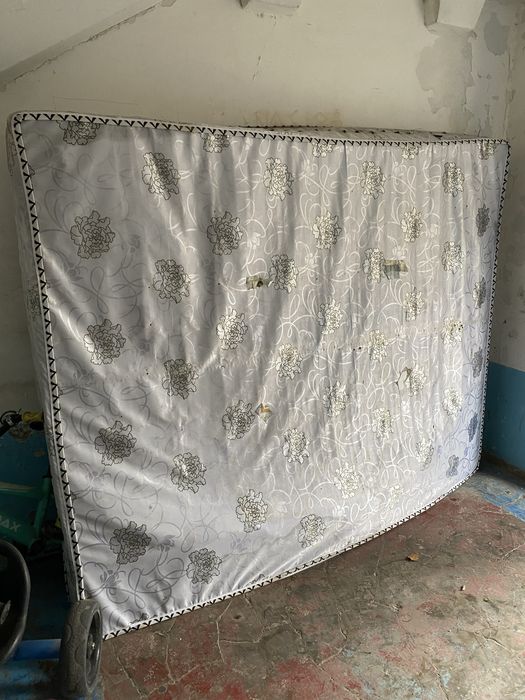 matras juda eski tashlab yuboramiz kimgadur kerak bolsa olib keting