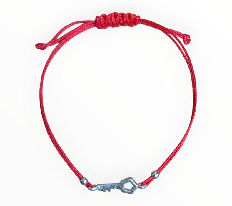 Червен конец със сребърна фигурка