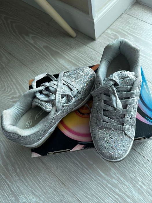 Продам кроссовки ролики Hellys